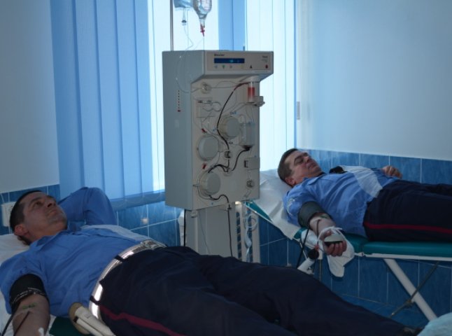 В Ужгороді та Мукачеві працівники ДАІ здавали кров для постраждалих у ДТП