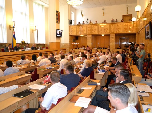 Закарпатські парламентарі наполягають на передачі повноважень затверджувати перелік ремонту автодоріг краю облрадам