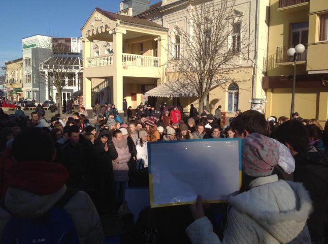 Мукачівські студенти влаштували мітинг за ЄС (ФОТО)