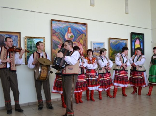 В Ужгороді "Карпатські кольори" з Верховини заграли всіма барвами веселки