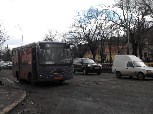 "Маршрутний переділ" в Ужгороді: хто тепер "заправляє" перевезеннями