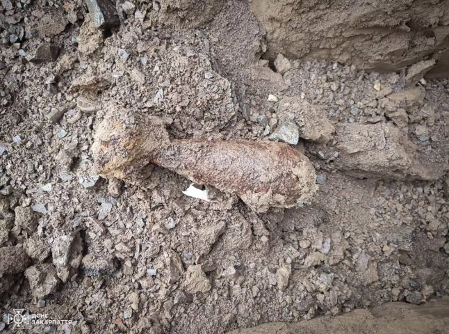 Працівники водоканалу під час робіт у Мукачеві виявили стару міну