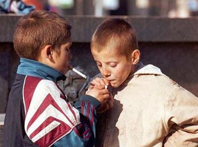 Половина ужгородських школярів, які курять, спробували сигарети із цікавості