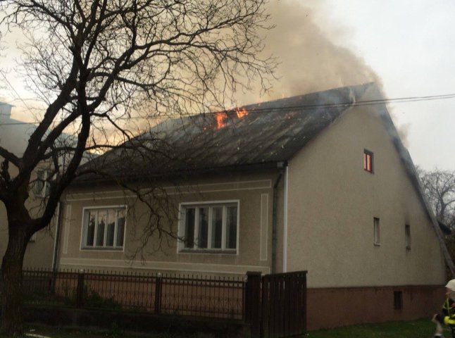 На Хустщині через власну необережність чоловік ледь не позбувся житлового будинку