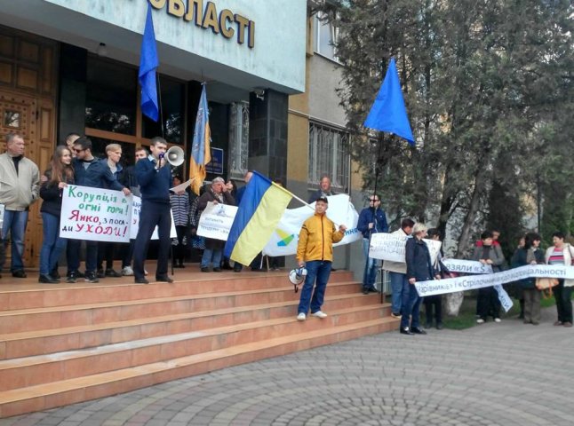 Під обласною прокуратурою в Ужгороді активісти вимагали звільнення прокурора Володимира Янка