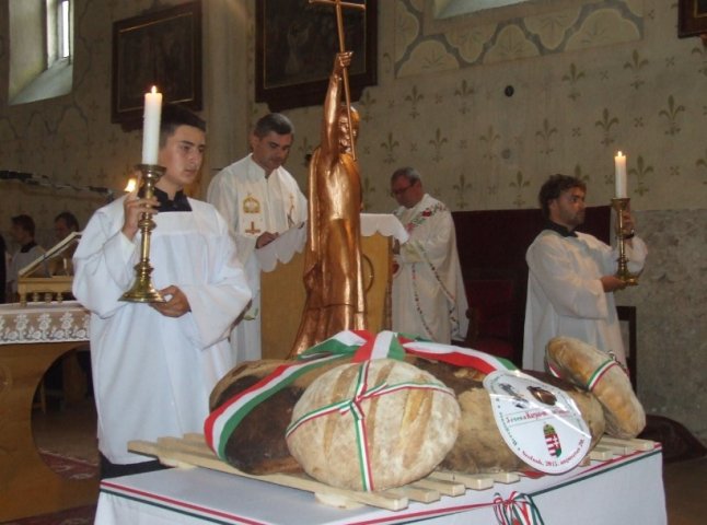 Берегівські угорці освятили "хліб нації"