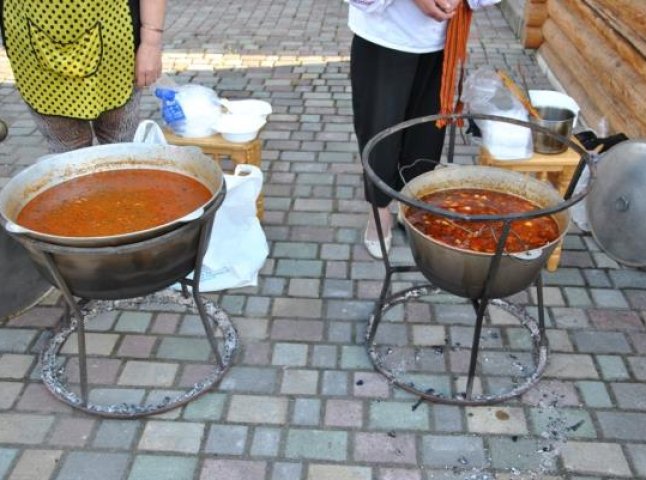 У Ясінях розважались "Пліч-о-пліч" та міряли вуса