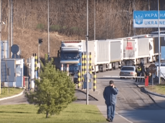 На кордоні зі Словаччиною застрягли вантажівки. Водіям загрожують штрафи