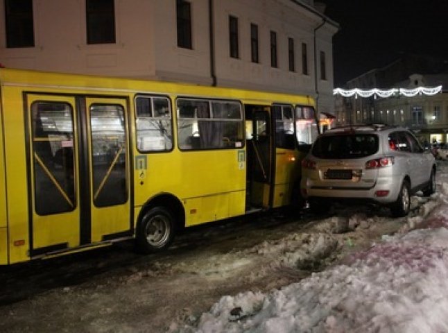 В Ужгороді сталася ДТП за участі автобуса