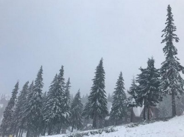 На Драгобраті випало понад два метри снігу