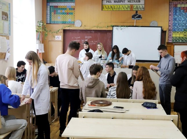 У Лінгвістичній гімназії в Ужгороді учні виготовляють окопні свічки