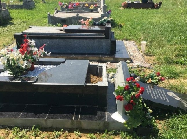 Вандалізм на Мукачівщині: на кладовищі пошкодили 23 надмогильні пам’ятники
