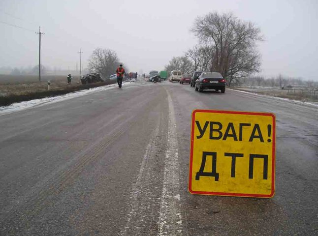 ДТП на Рахівщині: жінка-водій не впоралася з керуванням на слизькій дорозі й злетіла у кювет