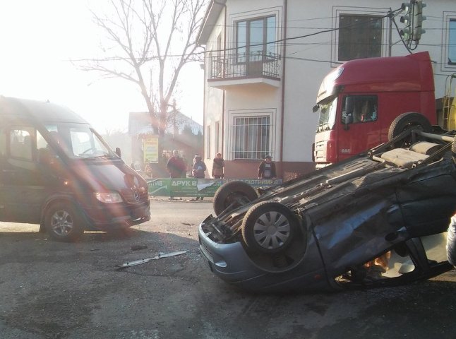 На Тячівщині сталась ДТП: "Daewoo Matiz" зіткнувся після зіткнення з мікроавтобусом "Mercedes"