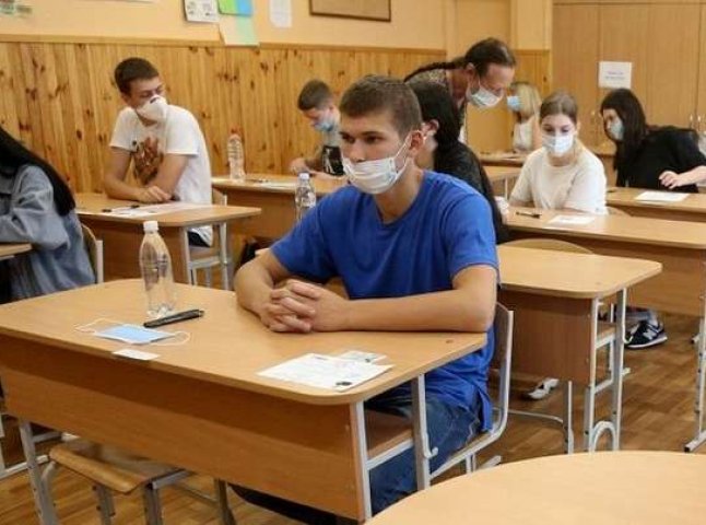 В Ужгороді під час складання ЗНО одного учасника "попросили вийти" через виявлені в нього навушники