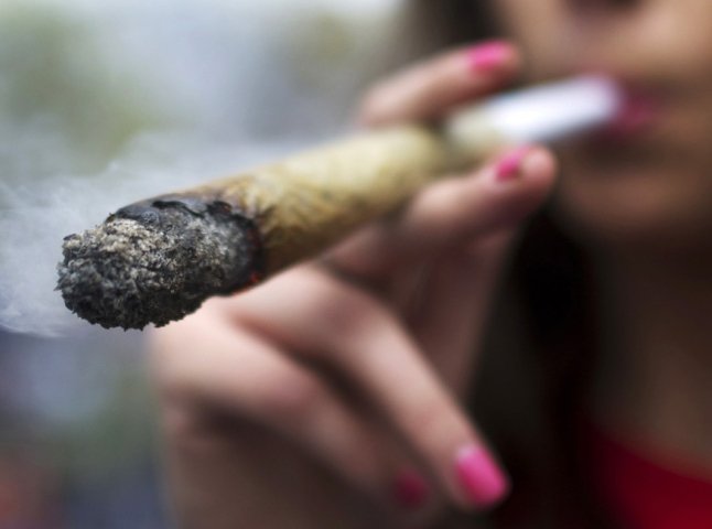 В одному із парків Мукачева міліція затримала 18-річну дівчину, яка купувала марихуану