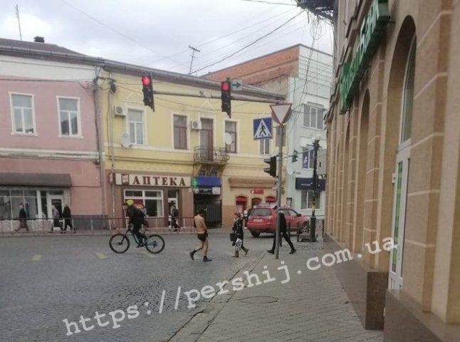 У центрі Мукачева розгулював чоловік в одних трусах