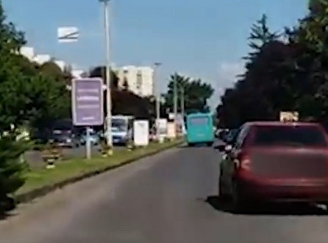 У Фейсбуці оприлюднили відео, на якому зафіксовано порушення ПДР в Ужгороді