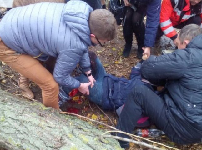 Дівчинка, на яку в Ужгороді впало дерево, пройде реабілітацію в медичному інституті Дебрецена