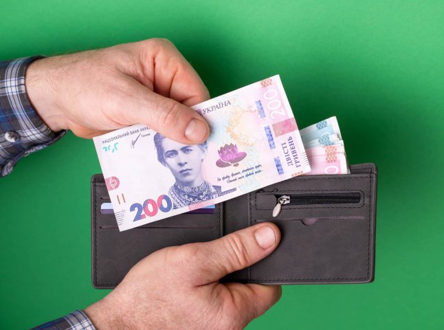 Додаткові 300 гривень на картку: який один документ збільшить надходження