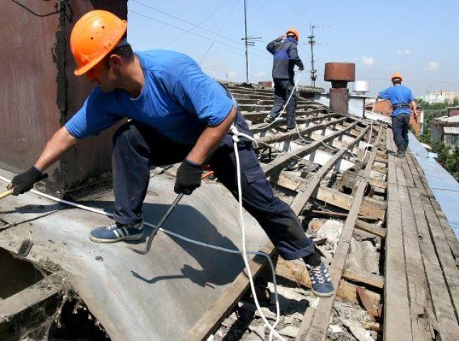 У Мукачеві новоствореним ОСББ відремонтують дахи