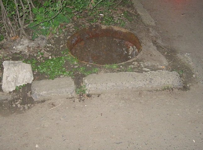 В Ужгороді міліціонери спіймали крадія каналізаційного люка