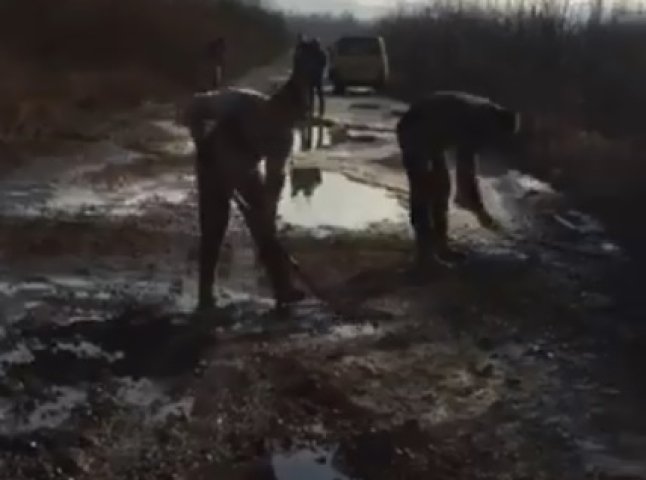 Жителі одного із сіл Виноградівщини вирішили самі боротися з безладом на дорогах