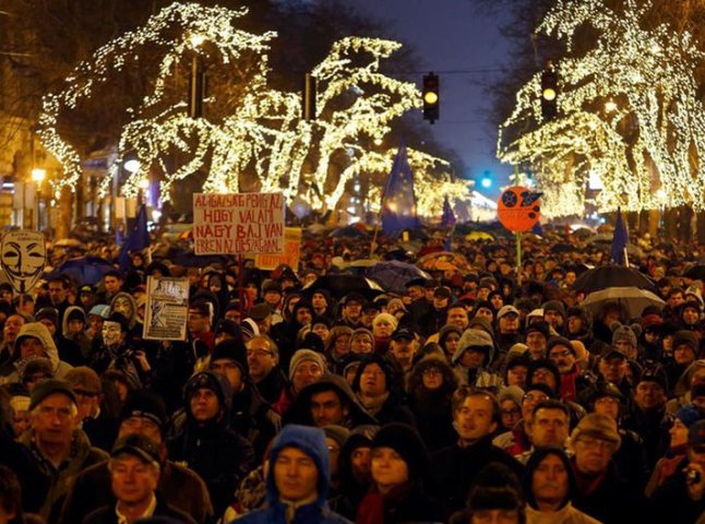 Тисячі угорців вийшли на акцію протесту проти політики зближення з Росією