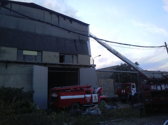 Мукачівські пожежники врятували меблеве підприємство від повного знищення вогнем