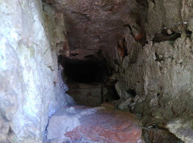 У руїнах Хустського замку волонтери знайшли таємничий підземний тунель