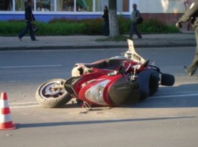 В Рахові вантажівка наїхала на скутер