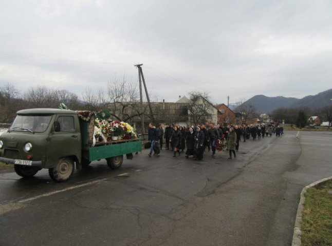 На Хустщині провели в останню путь священика, який загинув у ДТП під Житомиром