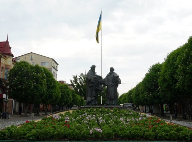 Бегонії, петунії, пеларгонії: у центрі Мукачева облаштували квітучі клумби