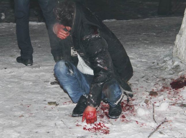 Жорстоке побиття у Мукачеві: хлопцеві металевою трубою проломили череп, зараз він у реанімації