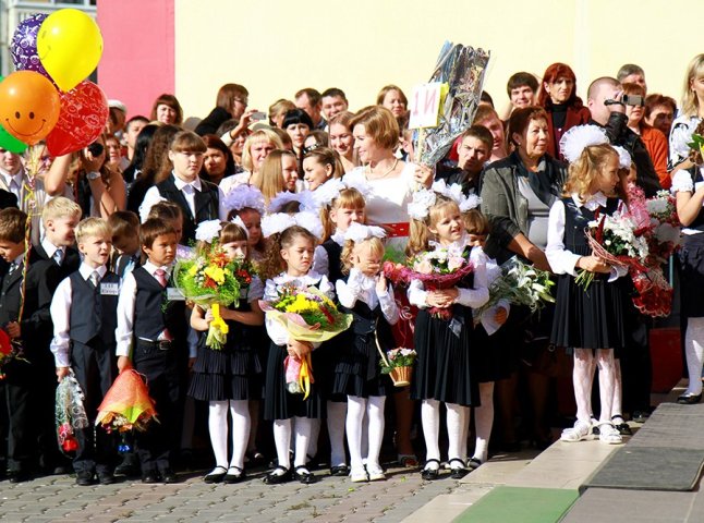Одна з ужгородських шкіл відмовилась від квітів на День знань