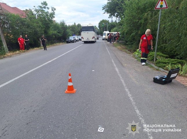 Мала дитина потрапила під колеса «швидкої» у Берегові