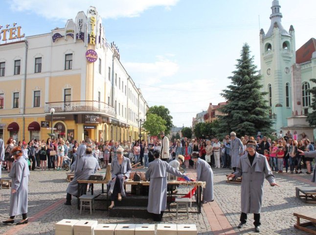 В центрі Мукачева влаштували театральний перформанс. Зібралось дуже багато людей