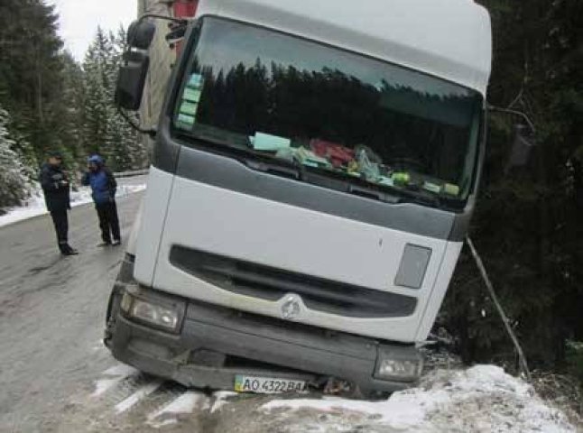 Через снігопад на Яблунецькому перевалі вантажівка в’їхала в кювет