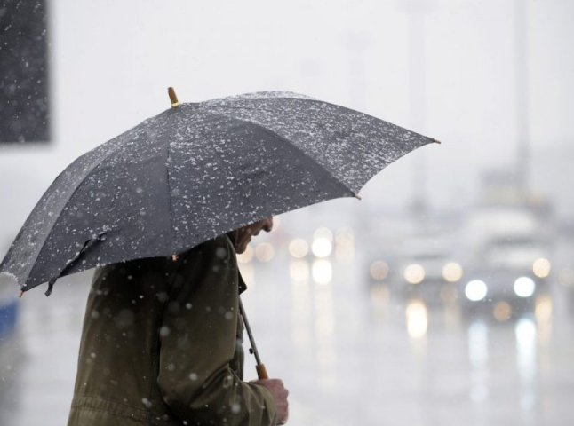Значні дощі і мокрий сніг: синоптики оголосили штормове попередження