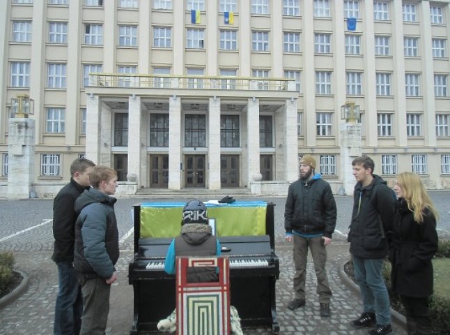 Активісти ужгородського Майдану встановили перед будівлею Закарпатської ОДА "революційне" піаніно (ФОТО)