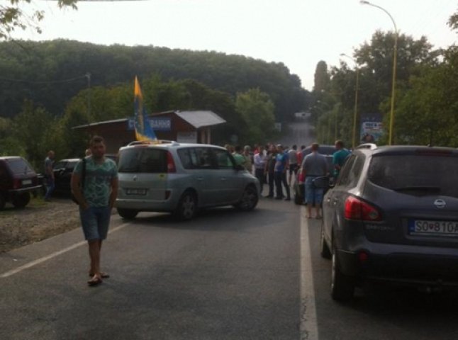 Протестувальники вже четверту добу перекривають в’їзд до КПП "Ужгород"