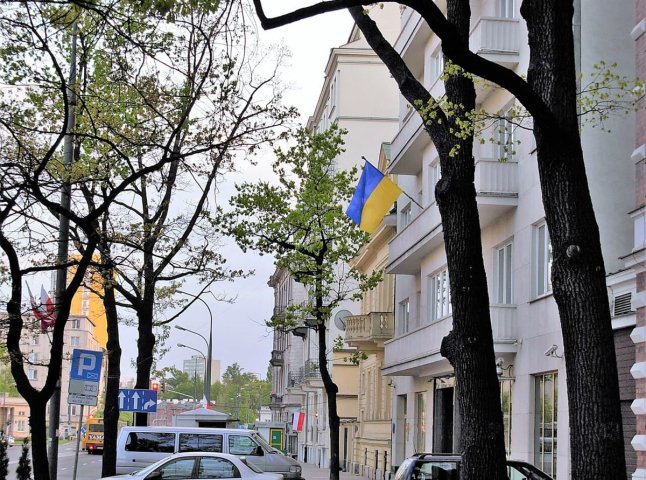 Українців за кордоном пропонують перевіряти на військовий облік