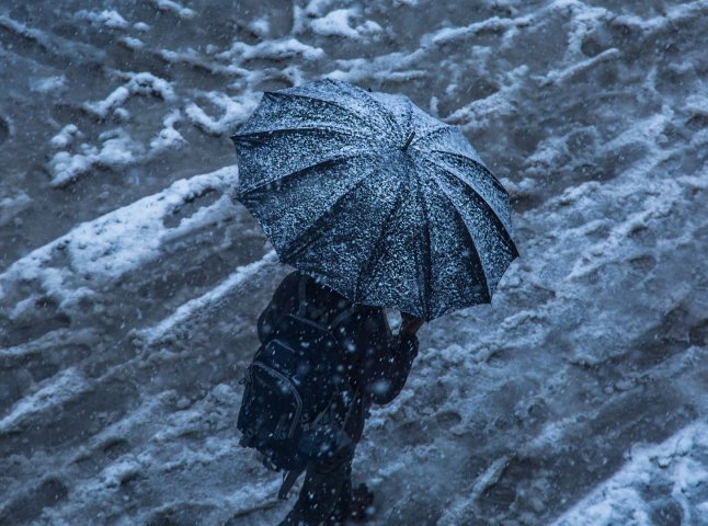 Мокрий сніг та значні дощі: на Закарпатті оголосили штормове попередження