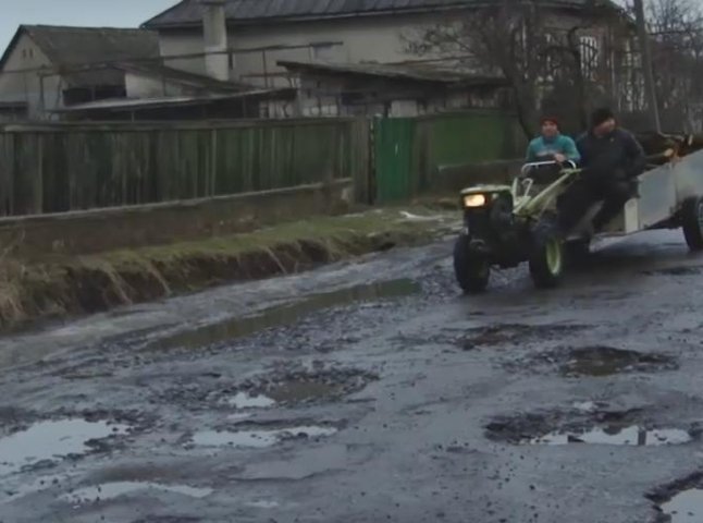 Одну яму об’їжджаєш – в іншу потрапляєш: водії скаржаться на стан доріг у селі Великі Лучки, що біля Мукачева