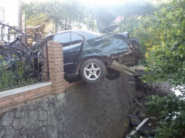Смертельна ДТП у Свалявському районі: іномарка "BMW" влетіла в паркан