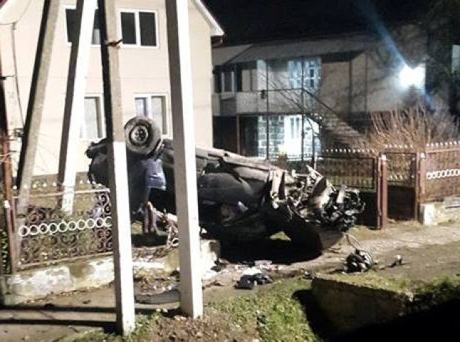 На Ужгородщині сталась ДТП: автомобіль влетів в огорожу