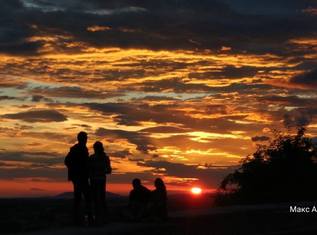 Над Мукачевом сфотографували неймовірної краси захід сонця