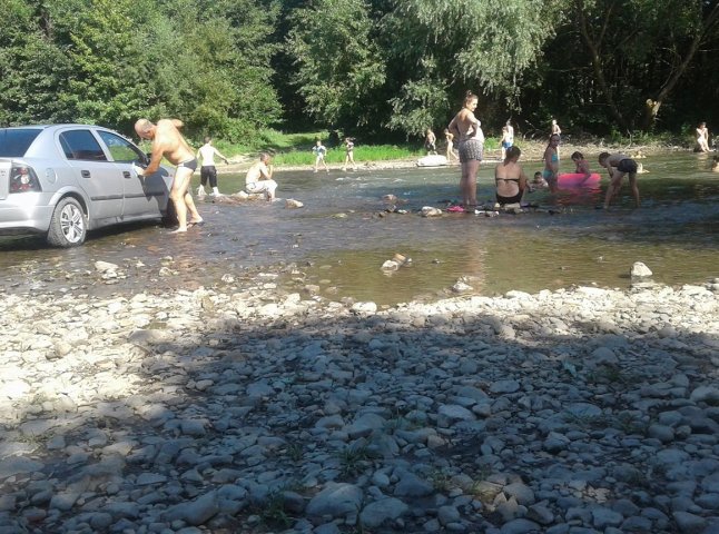 Мийка "по-європейськи": на Іршавщині, поки діти купались, "пересічник"  в річці мив своє авто