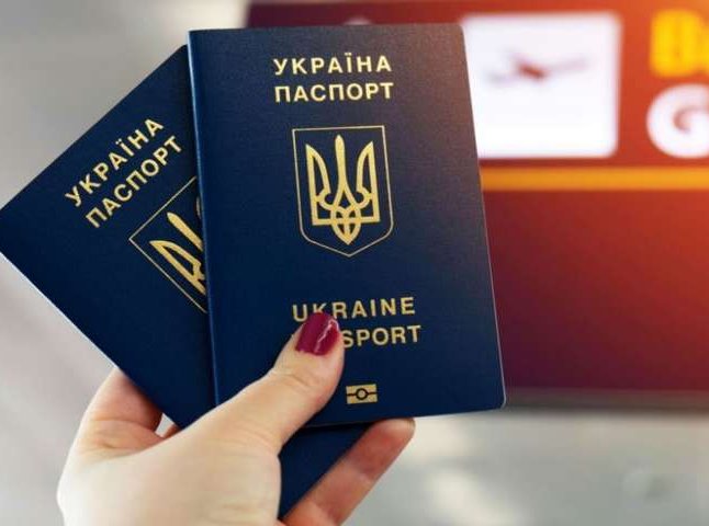 У МЗС роз’яснили, в яких випадках обмежується виїзд українців за кордон