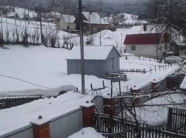 Кілька закарпатських сіл замело снігом